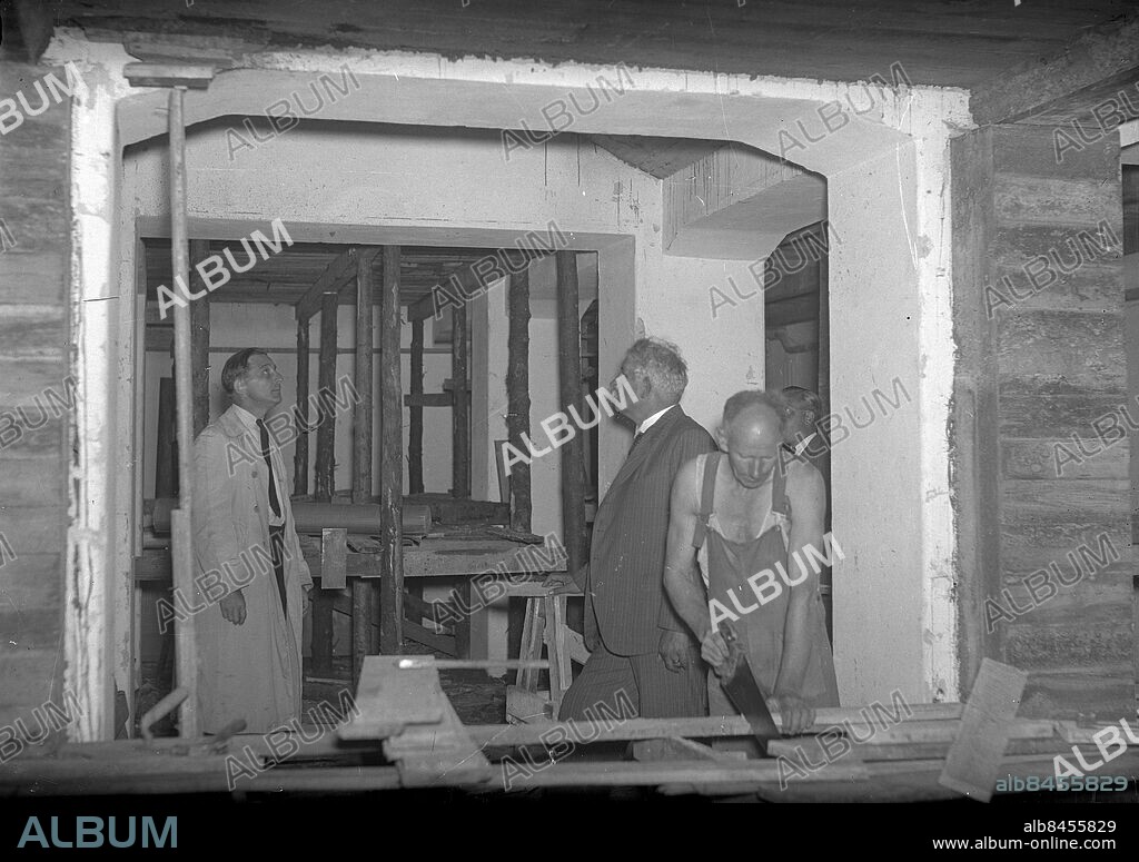 Göteborg 1939-08-30 - Arbete med att stötta upp tak i lokal *** Local Caption *** GT Låda 1939-augusti-01. KAMERAREPORTAGE.