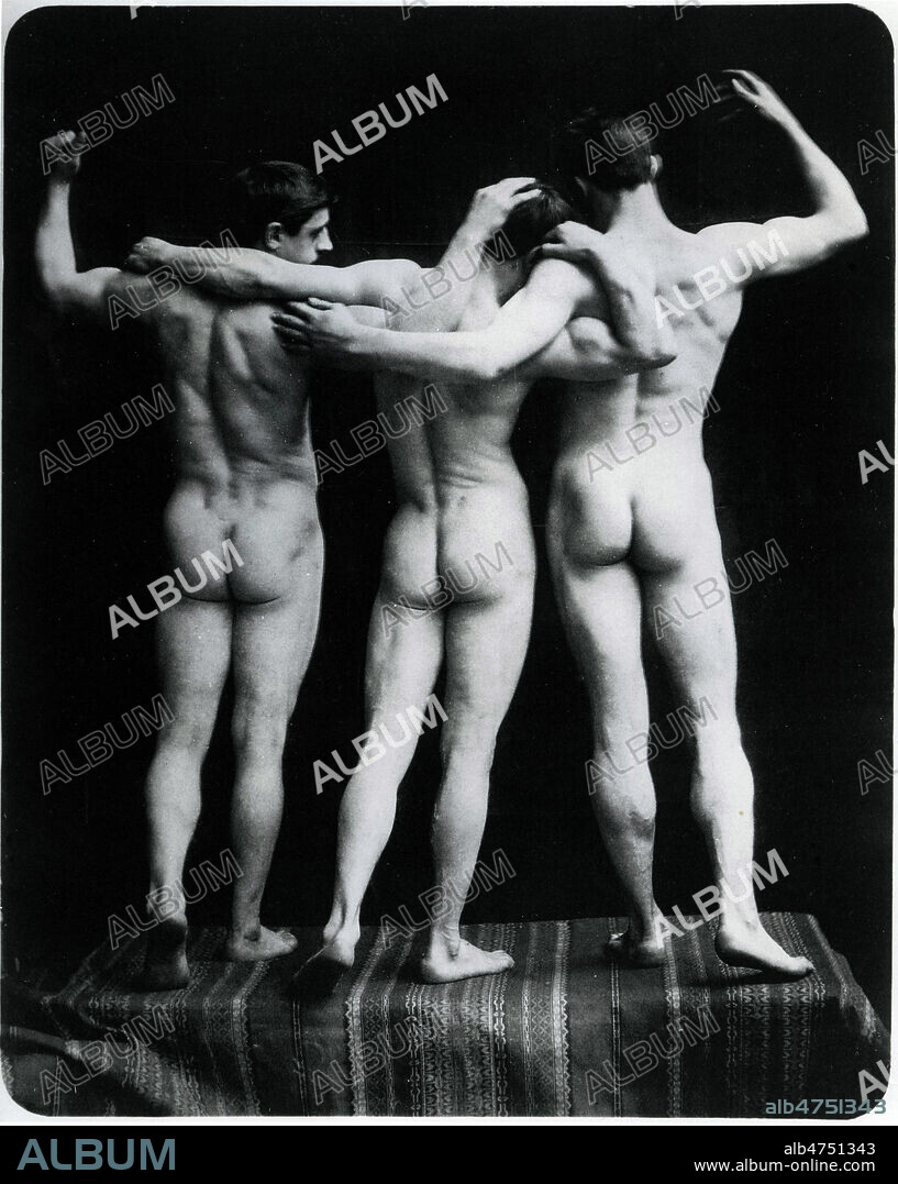 Trois hommes nus, de dos. Photographie erotique anonyme vers 1910. Credit : Collection KHARBINE-TAPABOR.