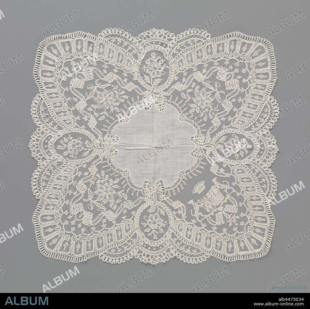 Handkerchief made of batist with a wide edge application side with the arms of the Pommeret family, Handkerchief made of natural-colored batist finished around with a wide edge natural-colored application side: bobbin lace appliqué on machine tulle. Square model with rounded corners and an eight-lobed midfield of batist. In one corner there is an appliqué of needle lace with a double weapon, between two climbing dogs with turned heads as shield holders. One of the weapons is the weapon of the Pommeret family (France). The other weapon is not yet identified, it has three cattle heads on it. They stand against each other, with a loose crown above it, armorial bearing, heraldry, anonymous, Brussels, c. 1850 - c. 1870, cotton (textile), batiste, l 45 cm × w 43 cm.