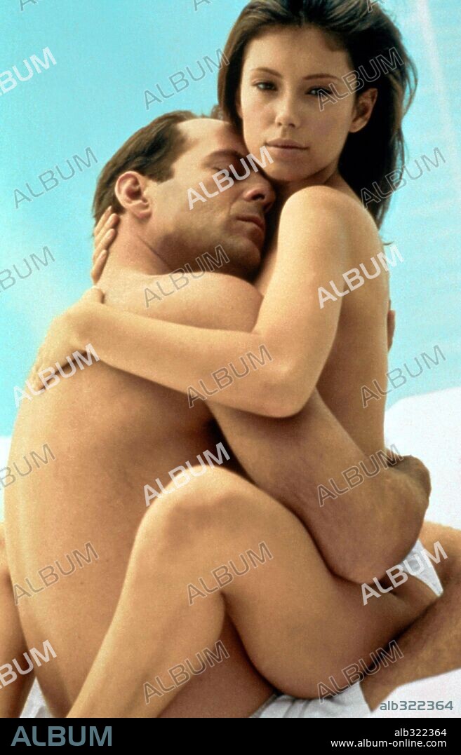 BRUCE WILLIS and JANE MARCH in COLOR OF NIGHT, 1994, directed by RICHARD RUSH. Copyright HOLLYWOOD PICTURES.