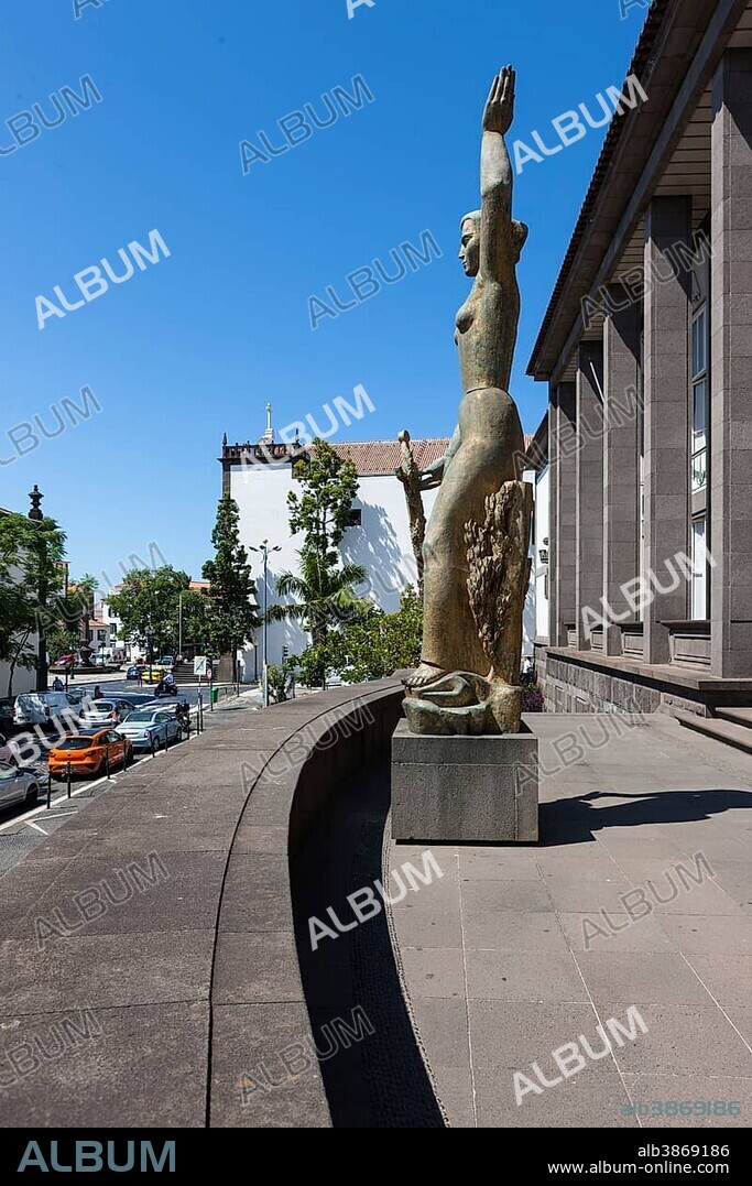 Sculpture in front of the Palace of Justice in Funchal, Santa Luzia, Funchal, Madeira, Portugal, Europe.