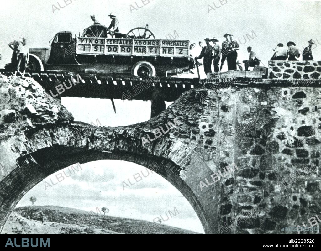 Guerra civil española (1936-1939). Zona nacional. Puente destruido por las tropas republicanas entre Pedroso y Cazalla de la Sierra (Sevilla).