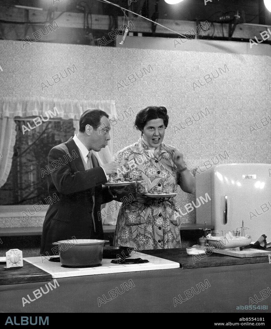 Orig. bildtext... TV den 30/3 55 Willy Peters i Mat och mskiner Not. Ria Wägner Anm. Avsmakning Ansiktsuttryck Wägner, Ria, 1914-99, författare, journalist och TV-producent CD152 persons: Ria Wägner ;Willy Peters sites: SVERIGE.