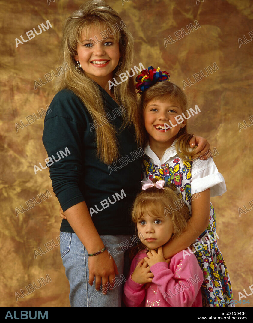 CANDACE CAMERON BURE, ASHLEY OLSEN, MARY KATE OLSEN and JODIE SWEETIN. ASHLEY OLSEN, CANDACE CAMERON BURE, JODIE SWEETIN and MARY-KATE OLSEN in FULL HOUSE, 1987, directed by JEFF FRANKLIN. Copyright LORIMAR PRODUCTIONS.