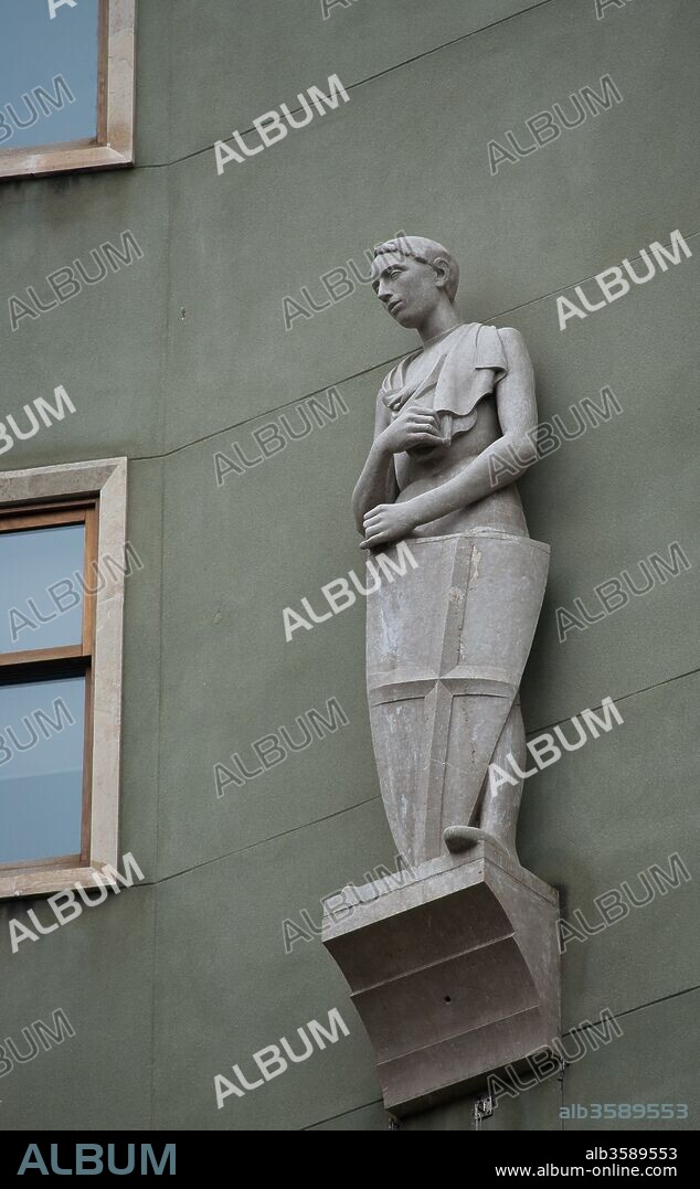 Joan Rebull / Escultura de San Jorge en la fachada del Casal Sant Jordi, 1931, Barcelona, Barcelona, Cataluña, España.