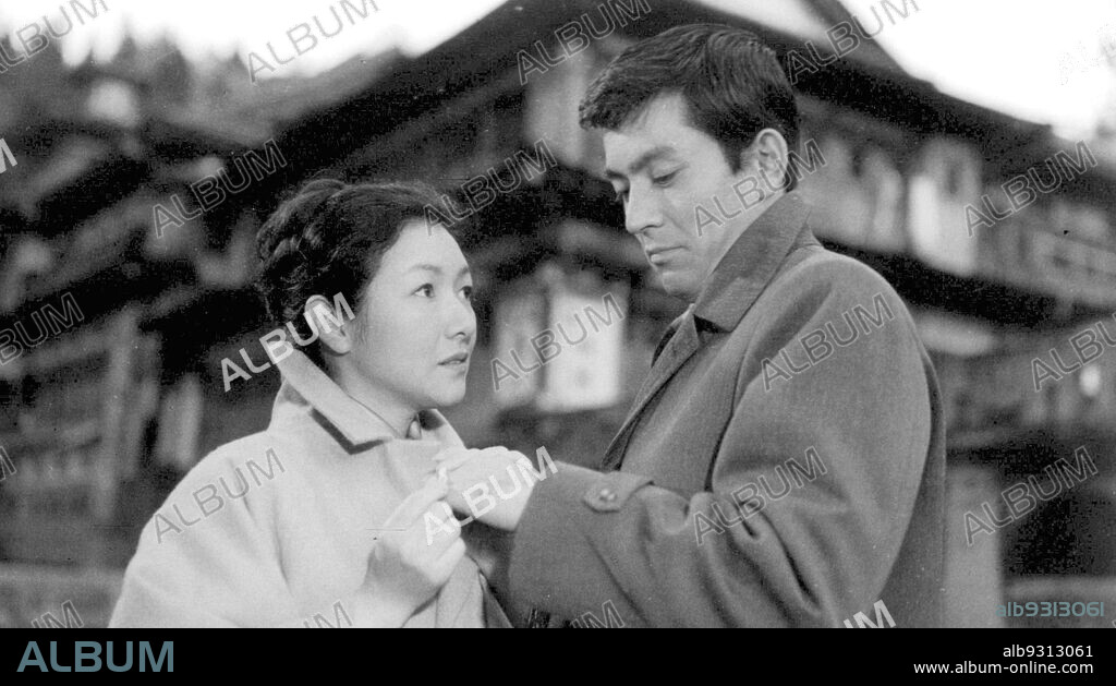 HIDEKO TAKAMINE y YUZO KAYAMA en TORMENTO, 1964 (MIDARERU), dirigida por MIKIO NARUSE. Copyright Toho.
