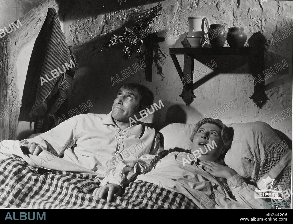 CARMEN DE LUCIO y FELIX FERNANDEZ en DON QUIJOTE DE LA MANCHA, 1947, dirigida por RAFAEL GIL. Copyright COMPAÑIA INDUSTRIAL FILM ESPAÑOL (CIFESA).