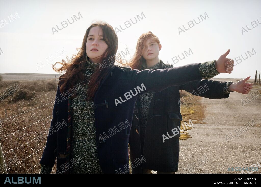 ALICE ENGLERT y ELLE FANNING en GINGER & ROSA, 2012, dirigida por SALLY POTTER. Copyright ADVENTURE PICTURES.