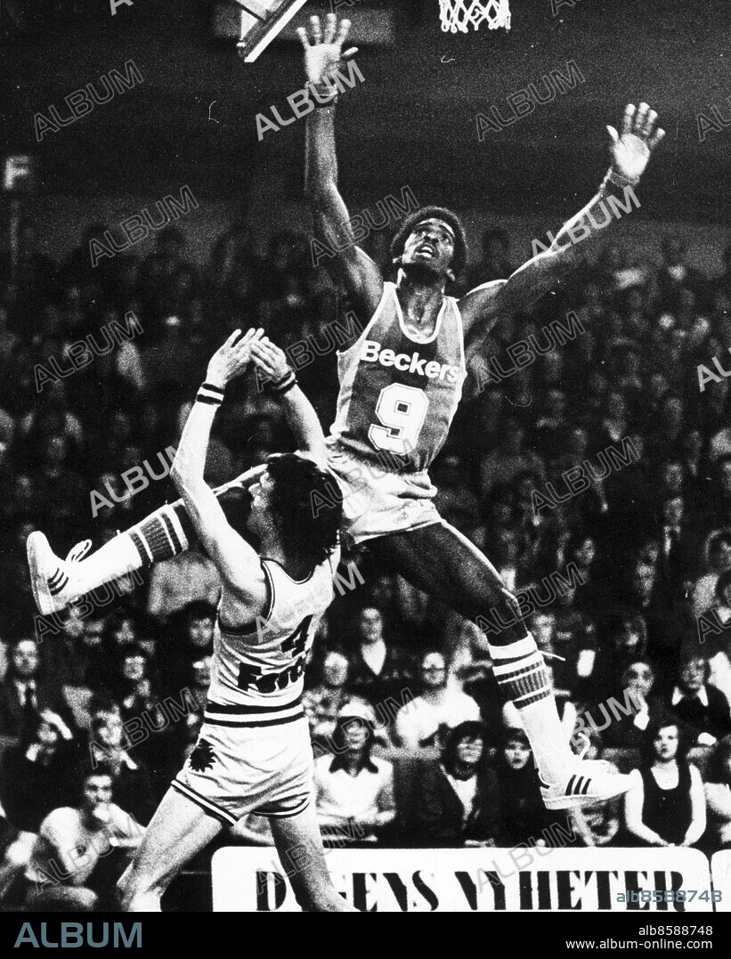 ARKIV -1976 Glenn Barry, amerikansk basketstjärna på 70-talet i Alvik, här i aktion mot Solna i den den 5:e och avgörande SM-semifinalen där Berry fastställde 93-91 till sitt Alvik i förlängningens sista minut. Foto: Lars Groth Kod: 19 . COPYRIGHT SCANPIX SWEDEN.