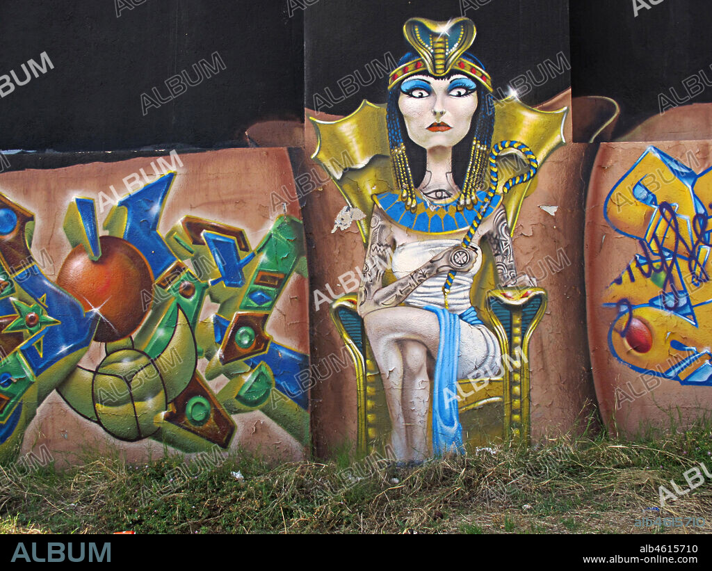 Caricatura de la reina Cleopatra de egipto, sentada en su trono, graffiti mural, Mataró, provincia Barcelona, Barcelona en 2013.