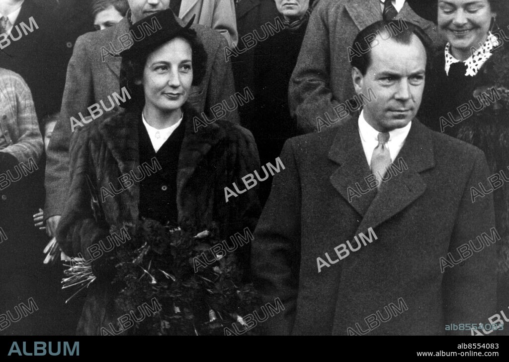 ARKIV 19431016 - Greve Sigvard Bernadotte gifter sig med Sonja Christensen Robbert. Foto: TT Kod: 190 . COPYRIGHT SCANPIX SWEDEN.