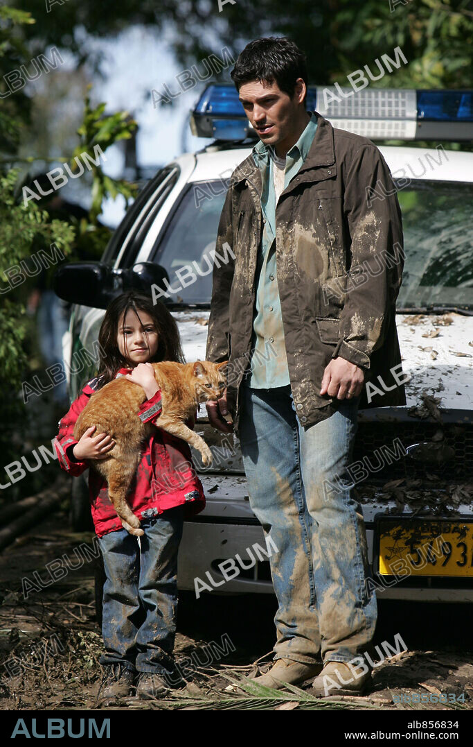 ARIEL GADE y EDDIE CIBRIAN en INVASION-TV, 2005, dirigida por SHAUN CASSIDY. Copyright WARNER BROS. TELEVISION.