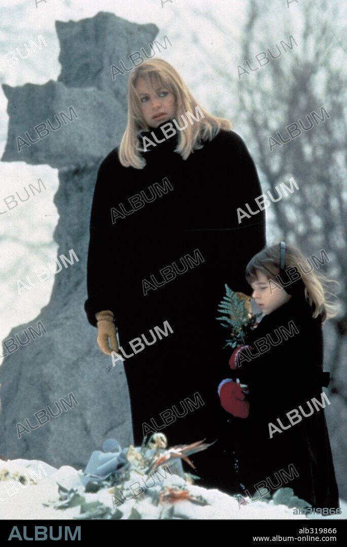REBECCA DE MORNAY in THE HAND THAT ROCKS THE CRADLE, 1992, directed by CURTIS HANSON. Copyright BUENA VISTA.