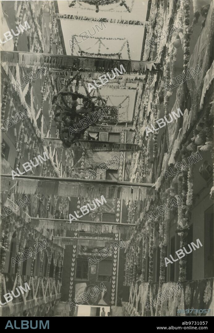 Madrid, agosto de 1956. Patio del número 34 de la calle del General Lacy adornado con cadenetas, bombillas y otros adornos de papel por la festividad de la Virgen la Melonera, que es el día 8 de septiembre, la Natividad de Nuestra Señora la Virgen del Puerto.