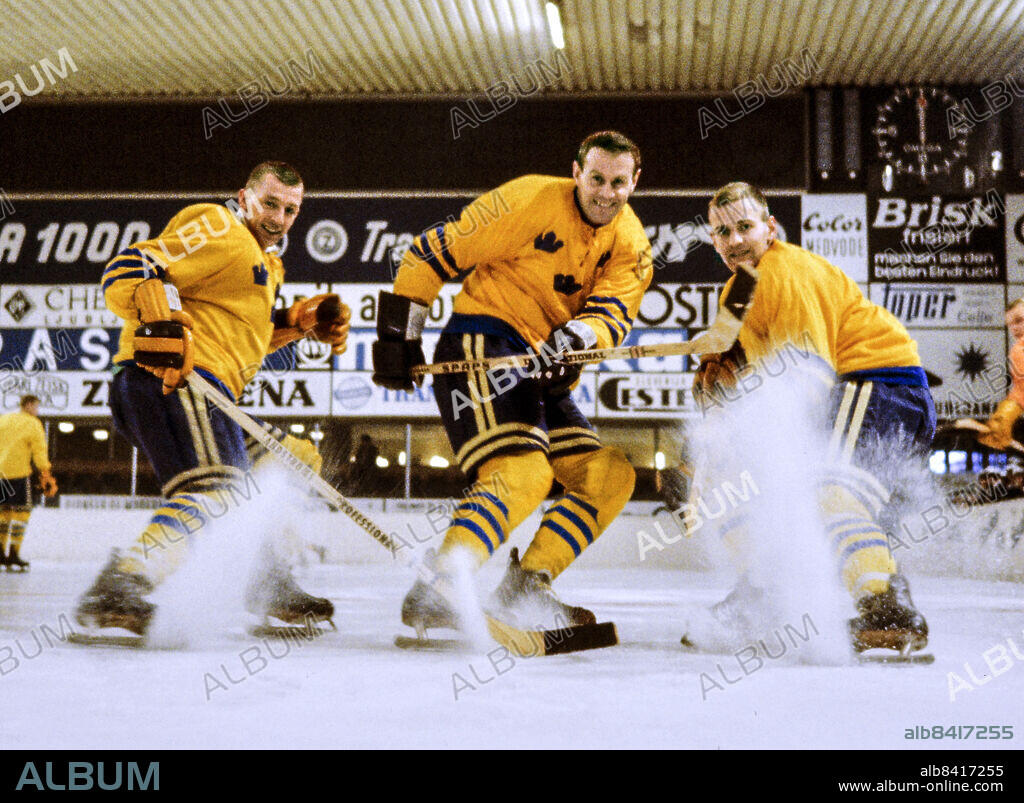 LJUBLJANA 1966 MARS. Tre Kronors Nils "Dubbel-Nisse" Nilsson, Sven "Tumba" Johansson och Ulf Sterner under en träning med svenska ishockeylandslaget under ishockey-VM i Ljubljana Jugoslavien i mars 1966.. Foto: Sven-Erik Sjöberg / DN / Kod: 53. **SvD OUT**.