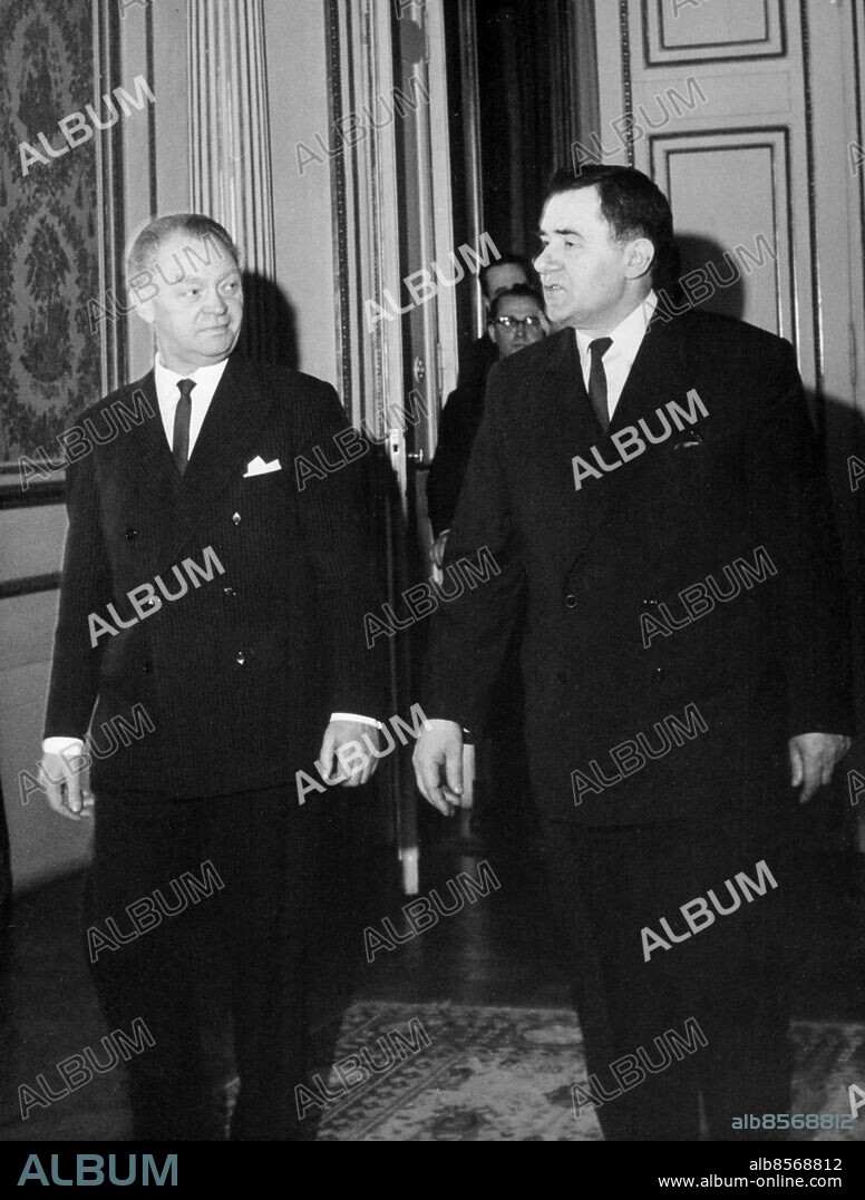 Orig. bildtext... SOVJETS UTRIKESMINISTER ANDREJ GROMYKO gästar Stockholm och gjord på tisdagen ett besök hos sin svenske kollega, excellensen Torsten Nilsson på UD, där ovanstående bild togs. 17/3-64 Orig. bildtext... SOVJETS UTRIKESMIN. GROMYKO MÖTTE SVENSKE KOLLEGAN T. NILSSON PÅ UD. Anm. A Gromyko, 1909-1989, sovjetisk politiker och diplomat, utrikesminister 1957-1985. T Nilsson, 1905-1997, svensk politiker; statsråd 1945-1971; utrikesminister 1962-1971. Möten Besökare CD678 persons: TORSTEN NILSSON;ANDREJ GROMYKO sites: STOCKHOLM;SVERIGE;SOVJETUNIONEN*.