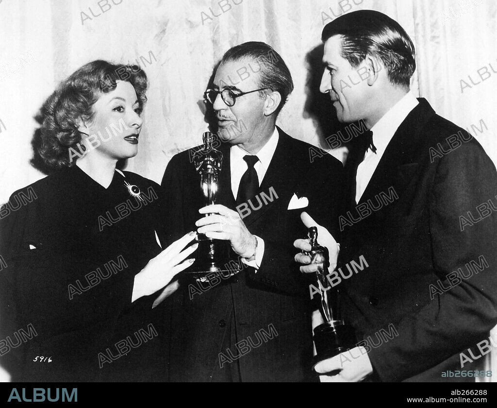 CEDRIC GIBBONS, GREER GARSON y PAUL GROESSE. 19ª Edición de los Premios Oscar / 1947. 
Cedric Gibbons y Paul Groesse premiados como mejores directores de arte por "El despertar". Les acompaña la presentadora de la edición, Greer Garson. 1947