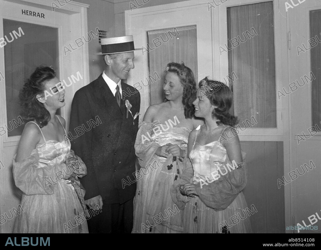 Göteborg 1943-09-03 - Barnens dag - Barnensdagsgeneralen assessor Harry Lindberg ler mot Princessbalettens skönheter. - Vattenfestivalen på Lisebergsbadet *** Local Caption *** GT Låda 1943 -sep-okt-nov-dec. KAMERAREPORTAGE.
