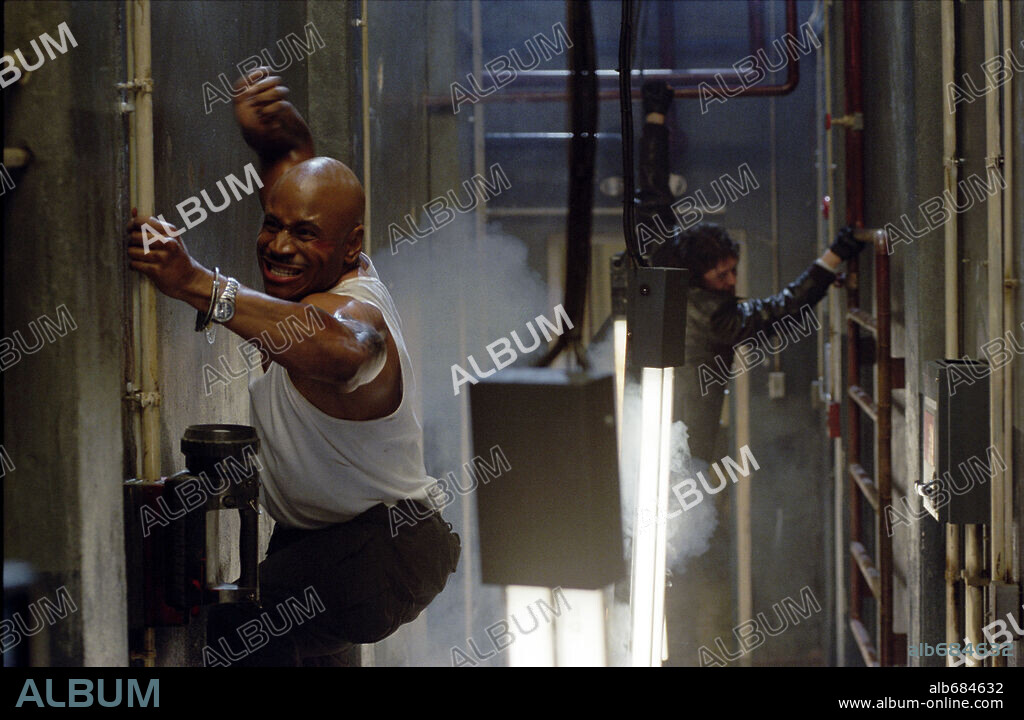 LL COOL J in MINDHUNTERS, 2004, directed by RENNY HARLIN. Copyright AVENUE PICTURES.