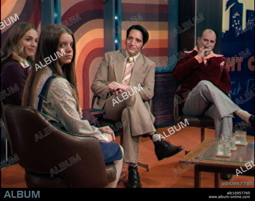 DAVID DASTMALCHIAN, Ian Bliss, Ingrid Torelli y Laura Gordon en EL ÚLTIMO LATE NIGHT, 2023 (LATE NIGHT WITH THE DEVIL), dirigida por CAMERON CAIRNES y COLIN CAIRNES. Copyright Future Pictures/Image Nation/Spooky Pictures.
