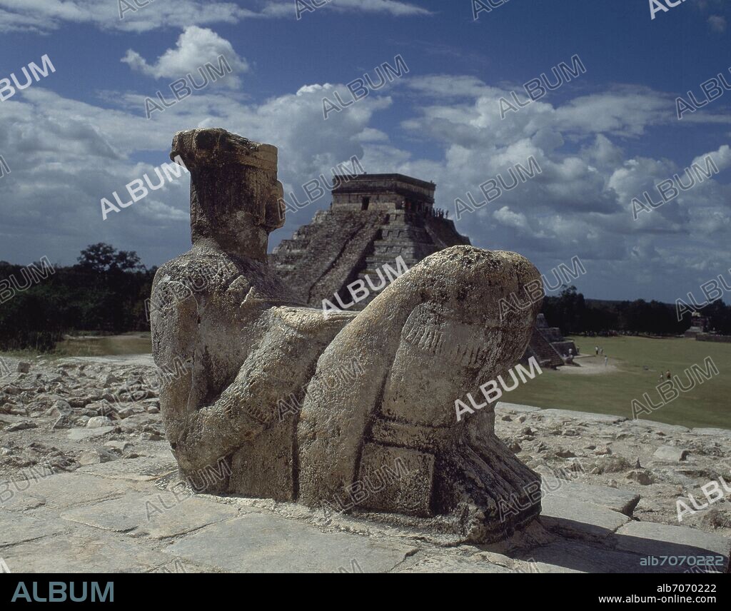 ESCULTURA DE CHAC-MOOL DE ESPALDAS.