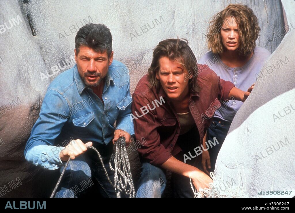 FINN CARTER, FRED WARD y KEVIN BACON en TEMBLORES, 1990 (TREMORS), dirigida por RON UNDERWOOD. Copyright UNIVERSAL PICTURES.