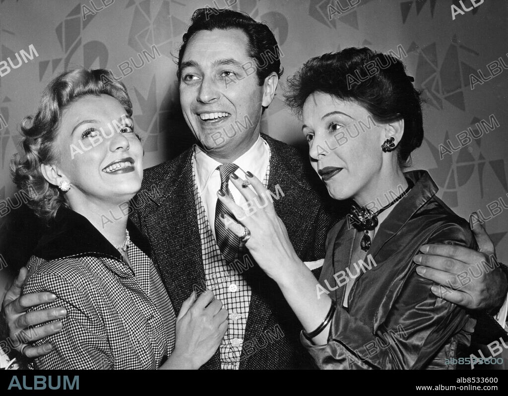 ARKIV STOCKHOLM 19521123. Signe Hasso är i Sverige för inspelning av filmen "Den underbara lögnen", här ses hon till vänster tillsammans med motspelarna William Langford och Ruth Brady.. Foto: Svenskt Fotoreportage / TT / Kod: 197.