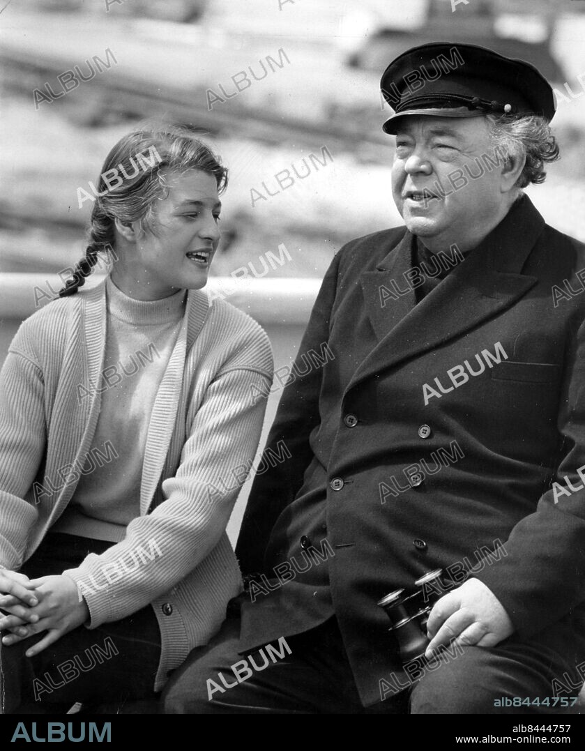 Ingeborg Nyberg och Edvard Persson i Torekov vid inspelningen av filmen. Där möllorna går. Edvard Persson skådespelare sit 1956. (c) Bror ”Blixten” Hansson / Sydsvenskan / IBL.