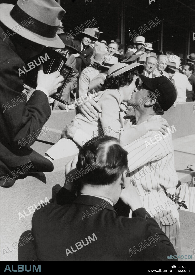 GARY COOPER and TERESA WRIGHT in THE PRIDE OF THE YANKEES, 1942, directed by SAM WOOD. Copyright GOLDWYN/RKO.