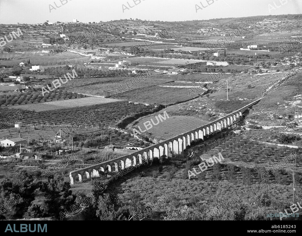ACUEDUCTO DE LAS FERRERAS O PUENTE DEL DIABLO CONSTRUIDO EN LA EPOCA DE TRAJANO - FOTOGRAFIA EN BLANCO Y NEGRO - 1957.