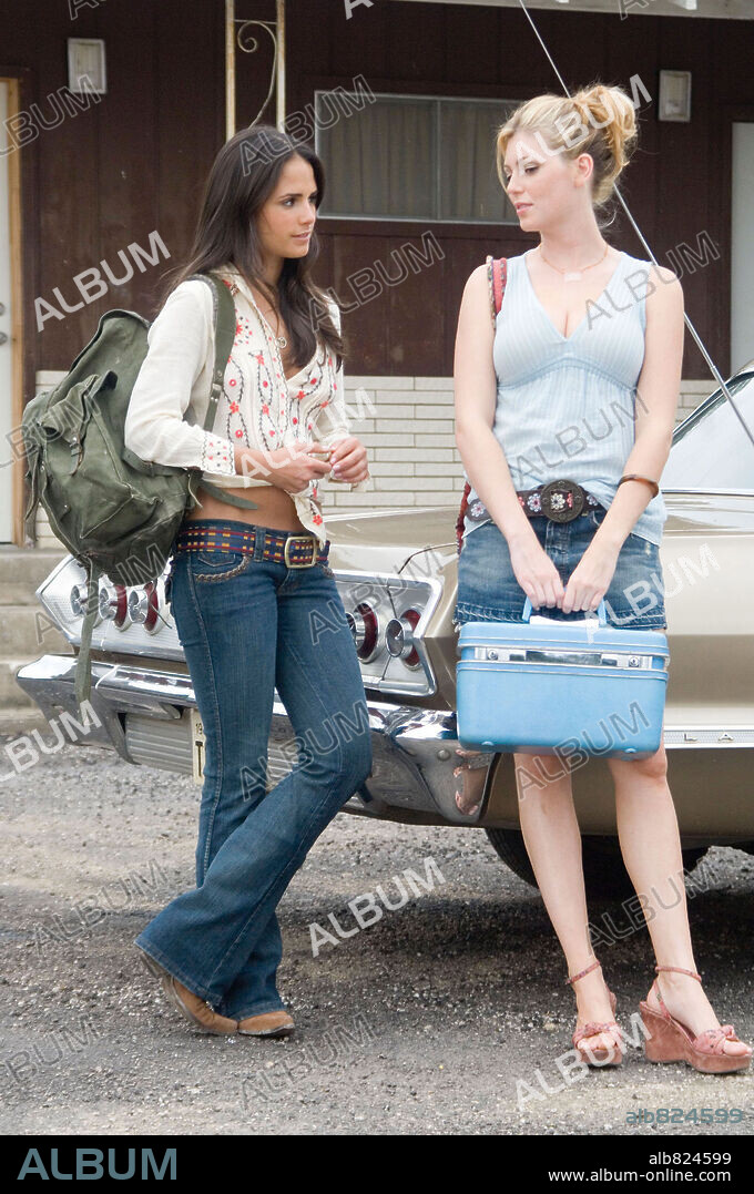 DIORA BAIRD and JORDANA BREWSTER in TEXAS CHAINSAW MASSACRE, THE: THE BEGINNING, 2006, directed by JONATHAN LIEBESMAN. Copyright NEW LINE CINEMA / REDIN, VAN.