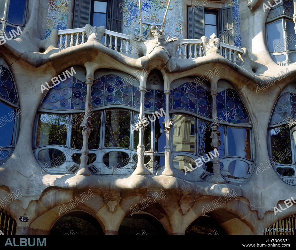 ANTONI GAUDÍ. EXTERIOR-FACHADA AL PASEO DE GRACIA-DET BALCONES Y VENTANALES OVALES - FOTO AÑOS 90.