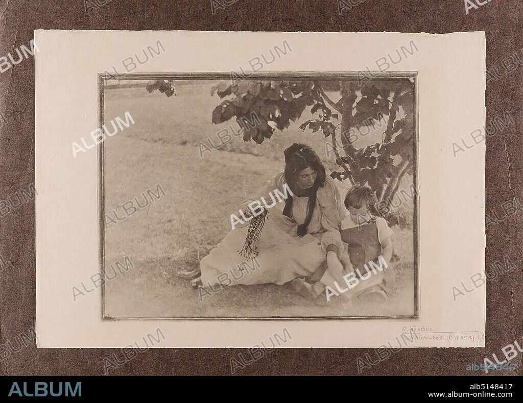 Alfred Stieglitz, Gertrude Käsebier, The Picture-Book, cardboard, heliogravure, picture size: height: 16,5 cm; width: 21,4 cm, inscribed: recto: lower right on the picture carrier (white cardboard) in lead: G. Käsebier, The Picture-book (C. W. 05.X), a. d. cardboard stamp: cabinet no., stamp: box no, next to it in lead: 12; stamp: educational collection of the Staatliche Landesbildstelle Hamburg, next to it in ink: box 10, artistic photography, mother, child, reading, trees, bushes, double portrait, woman, pictorialism, heliogravure from Camera Work, number 10, 1905.
