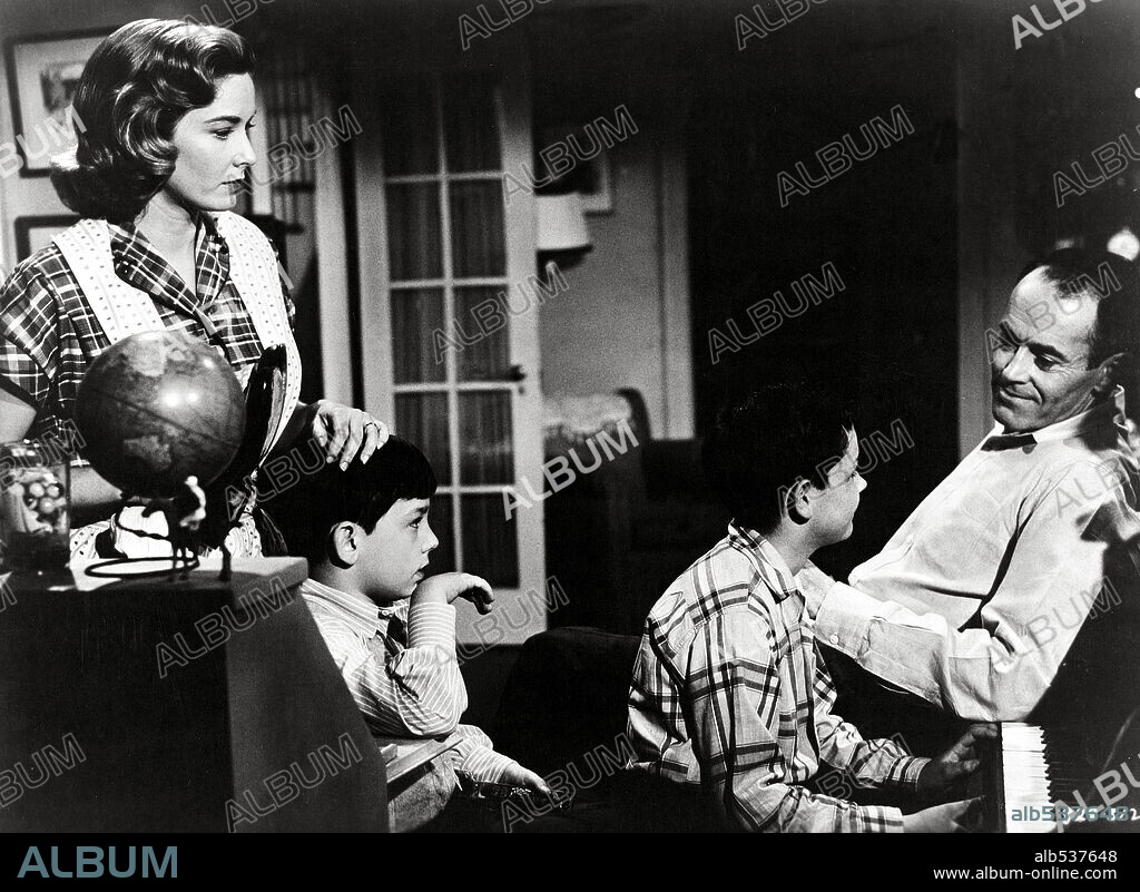 HENRY FONDA y VERA MILES en FALSO CULPABLE, 1956 (THE WRONG MAN), dirigida por ALFRED HITCHCOCK. Copyright WARNER BROTHERS.