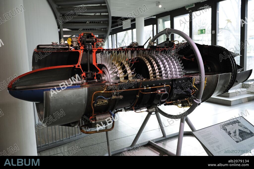 HISTORIA DE LA AVIACION. S. XX. Sección de un motor a reacción del prototipo del modelo alemám DM-ZYA. Deutsches Museum (Museo de la Ciencia y la Tecnología). Munich. Alemania. Europa.