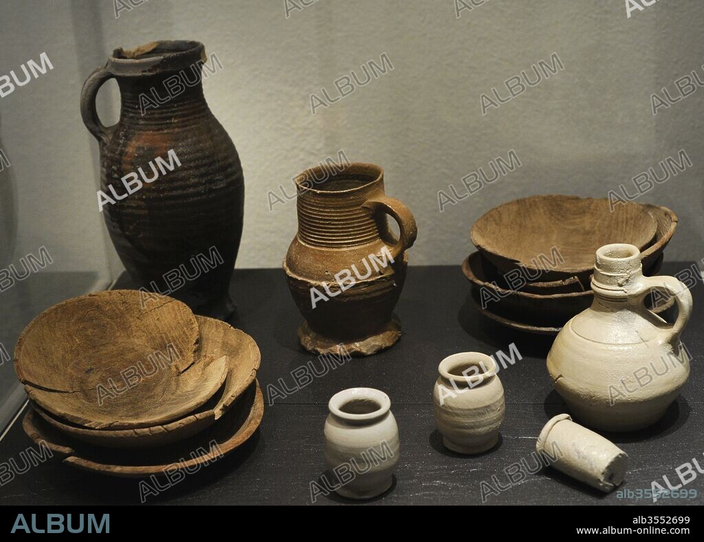 Edad Media. Grupo de objetos de cerámica (jarras, tazas, platos, etc) pertenecientes a una Comunidad Beguina. Stolkgasse. Siglo XIII. Museo Romano-Germánico. Colonia. Alemania.