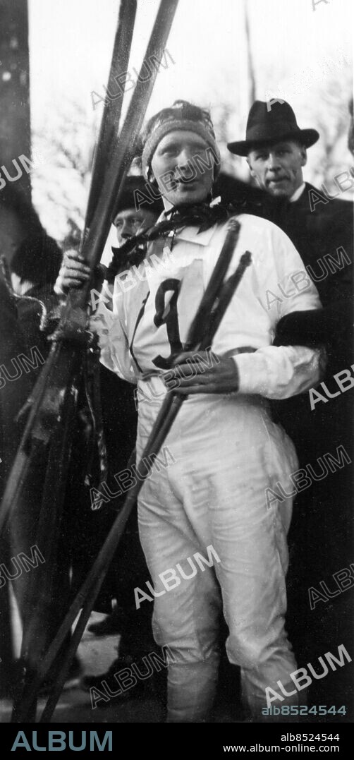 1920-tal.. Utan bildtext. Not. P.E. Hedlund Anm. P E Särna Hedlund, 1897-1975, svensk skidåkare. Vann Vasaloppet 1926 och 1928. 1928 blev han Sveriges förste olympiamästare på skidor. VM-guld 1933. Segrare Vinnare CD356 persons: PER ERIK SÄRNA HEDLUND sites: SVERIGE.