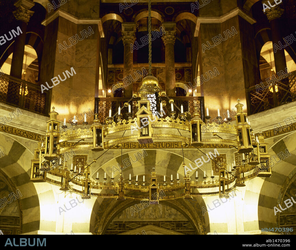 ARTE MEDIEVAL. ALEMANIA ARAÑA o CANDELABRO DE COBRE, donada por Federico Barbarroja. Fechado en el siglo XII. Capilla Palatina de Aquisgrán (Aachen). Alemania. Europa.