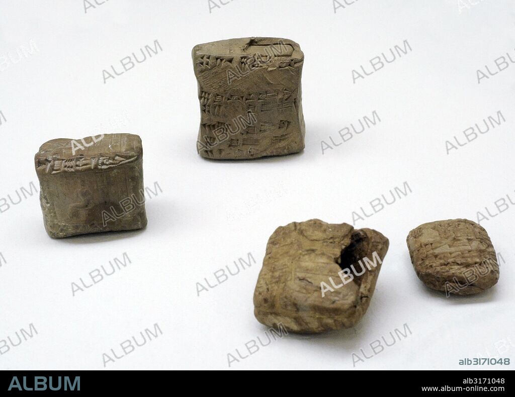 ARTE MESOPOTAMICO. PROXIMO ORIENTE. Irak. TERCERA DINASTIA DE UR (Siglos XXII-XXI a. C.). Sobres de arcilla. A menudo las tablillas se encajonaban en sobres, para la protección de los documentos legales. Procedente de las ciudades de Lagash y Umma. Museo del Hermitage (The State Hermitage Museum). San Petersburgo. Rusia.