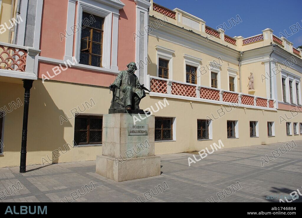MUSEO DE IVAN AIVASOVSKY (1817-1900). Pintor ruso. En el centro escultura del artista, con el nombre escrito en ruso. Ciudad de Feodosia o Teososia. República Autónoma de Crimea. Ucrania. Europa Oriental.
