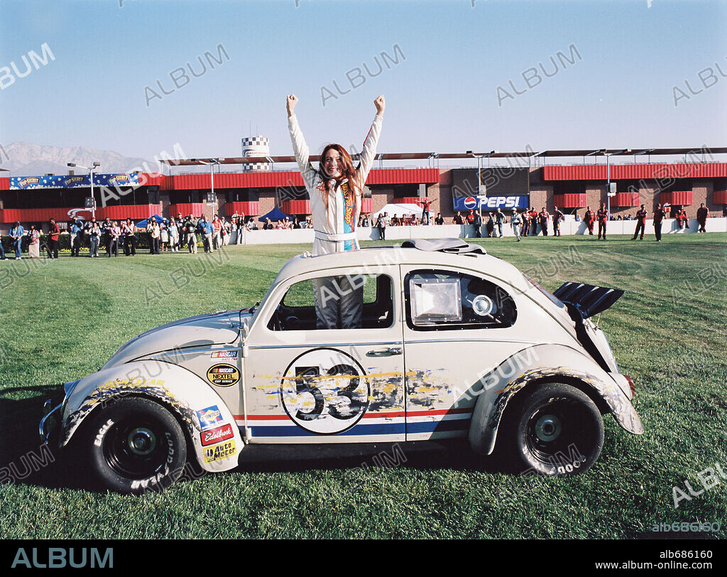 LINDSAY LOHAN en HERBIE: A TOPE, 2005 (HERBIE: FULLY LOADED), dirigida por ANGELA ROBINSON. Copyright WALT DISNEY PICTURES / CARTWRIGHT, RICHARD.