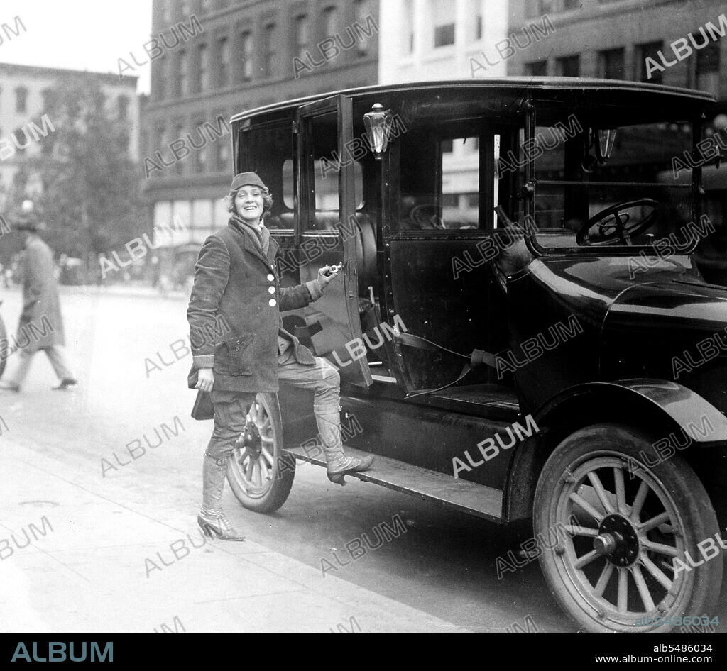 Women taxi drivers ca.  between 1918 and 1920.