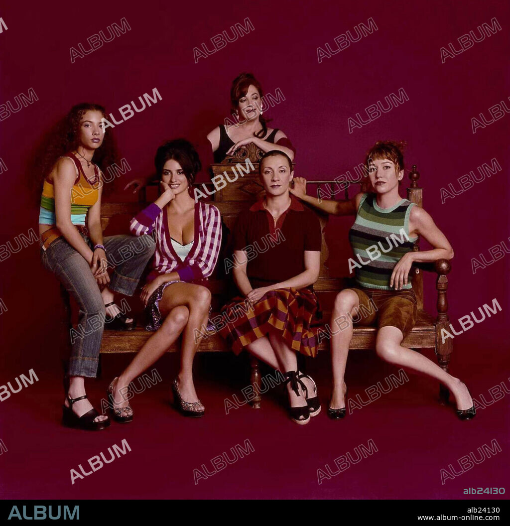 BLANCA PORTILLO, CARMEN MAURA, LOLA DUEÑAS, PENELOPE CRUZ and YOHANA COBO in VOLVER, 2006, directed by PEDRO ALMODOVAR. Copyright EL DESEO S.A / GATTI, JUAN.