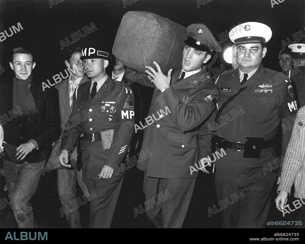 To the delight of his fans, American Rock'n Roll singer Elvis Presley (M, with luggage) is stationed in Friedberg (Hesse) in the context of his military service in the US Army in the 1950s. 30/11/1999