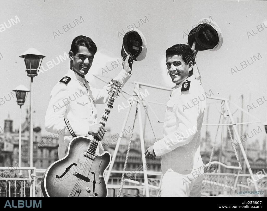 DUO DINAMICO, MANUEL DE LA CALVA und RAMON ARCUSA in BOTON DE ANCLA, 1961, unter der Regie von MIGUEL LLUCH. Copyright IFI PRODUCCION.