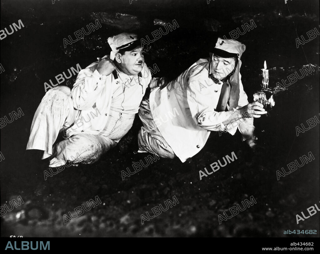 STAN LAUREL en LOS LOCOS DEL AIRE, 1939 (THE FLYING DEUCES), dirigida por A. EDWARD SUTHERLAND. Copyright RKO.
