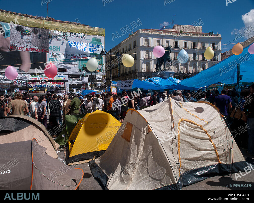 MOVIMIENTO 15-M o MOVIMIENTO DE LOS INDIGNADOS. Movimiento ciudadano que salió de forma pacifica a la calle para promover una democracia más participativa. Acampada de protesta del movimiento 15 de mayo en la Puerta del Sol. Madrid. 2011. España.