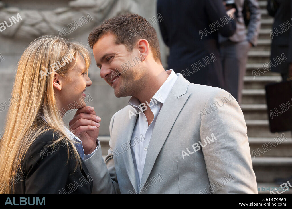 ANNA TORV und JOSHUA JACKSON in FRINGE - GRENZFÄLLE DES FBI, 2008 (FRINGE), unter der Regie von BRAD ANDERSON, JEANNOT SZWARC und JOE CHAPPELLE. Copyright BAD ROBOT/FRINGE ELEMENT FILMS.
