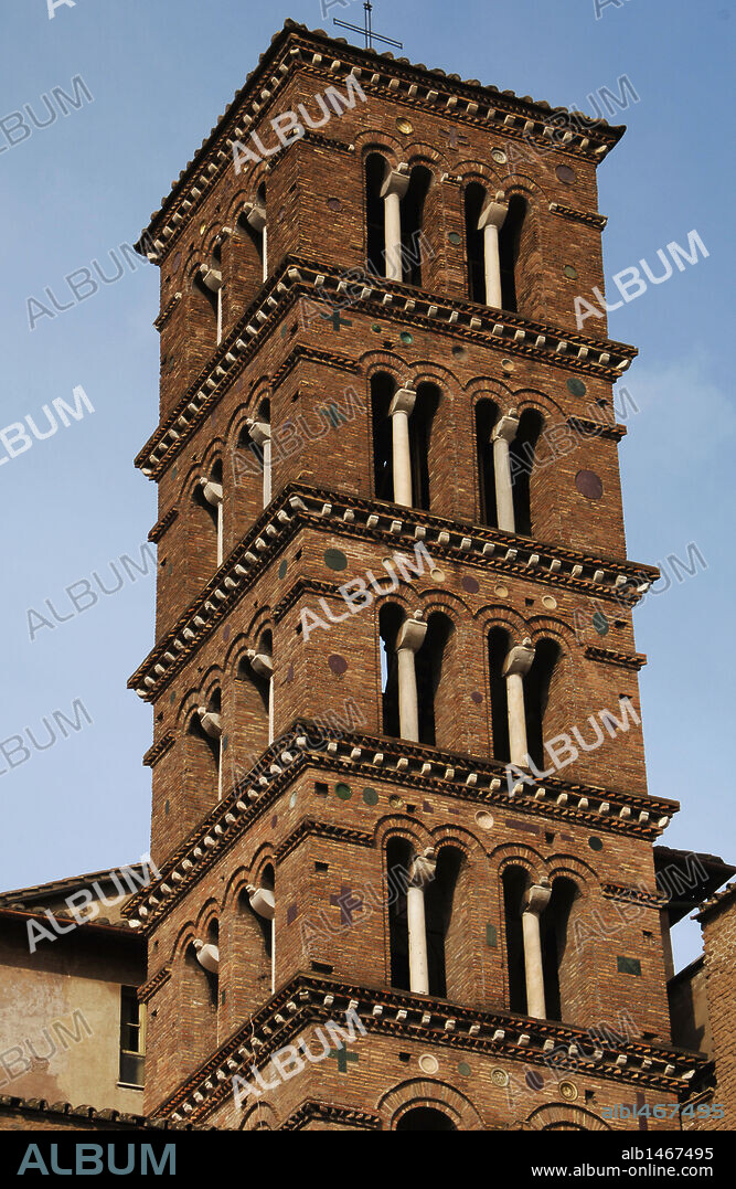 ITALIA. ROMA. Vista de la TORRE CAMPANARIO de la IGLESIA DE LOS SANTOS JUAN Y PABLO (San Giovanni e Paolo), restaurada en los siglos XII y XVIII.