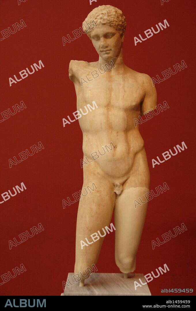 ARTE GRIEGO. GRECIA. Estatua de un ATLETA realizada en mármol pentélico. Hallada en Eleusis. Probablemente una copia de la segunda mitad del s. II a. C. de un original de Polícleto hecha en el año 440 a. C. del atleta KYNISKOS. Museo Arqueológico Nacional. Atenas. Grecia.